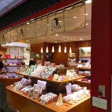 京浜急行の改札出て直ぐなので目立ちます！