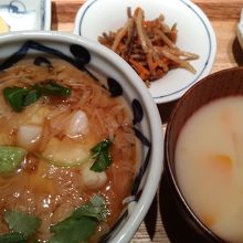 豆乳豆腐と小柱の湯葉あんかけ丼