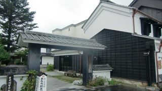 百年以上経た土蔵内で鑑賞できる古美術品等の展示館