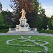 緑豊かでモーツァルト像が有名な公園