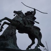 騎馬像では日本最大という義経騎馬像