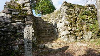 本丸の石垣は一見の価値あり