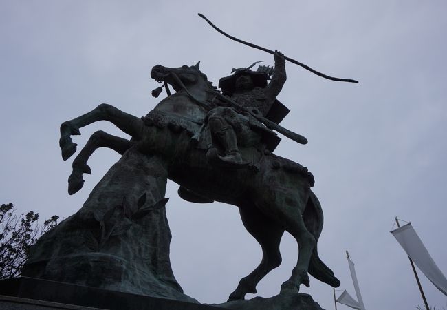 騎馬像では日本最大という義経騎馬像