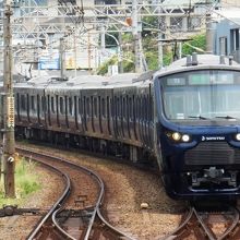 海老名駅に入線する新宿直通特急