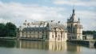 パリから日帰りで行ける美しいお城です。