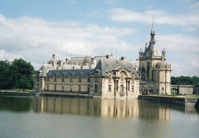パリから日帰りで行ける美しいお城です。