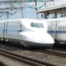 ひかりがこだまを追い抜いて行く、運転間隔が本当短い。