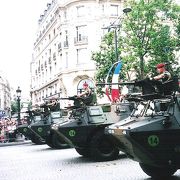シャンゼリゼ通りで軍事パレードを見学しました。