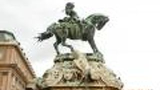 ブダ城の正面に