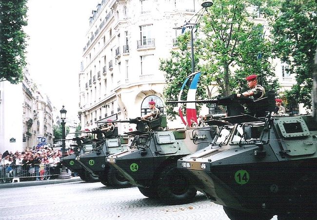 シャンゼリゼ通りで軍事パレードを見学しました。