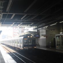三国ヶ丘駅を通過する南海電車