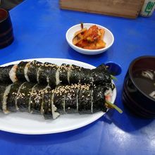 海苔巻を注文。汁物とキムチ、あとはサービスでお茶をいただく
