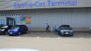 空港ターミナルビルを出て端っこまで歩きます