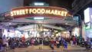 欧米人客が多い賑やかフードコート