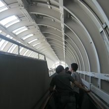 駐車場からはこちらのエスカレーターを通じて入口へ