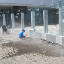 盛夏はミストが放出されて涼を楽しむことが出来ます