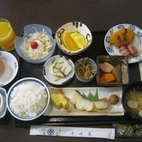 朝食は部屋食ではなく１Fのテーブル席で提供されます