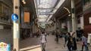 ゆったり回れる商店街です