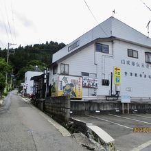 左手の道が旧参道