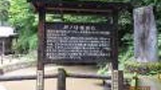 洞穴の近くにあります