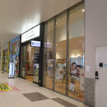 総ガラスの明るい店内