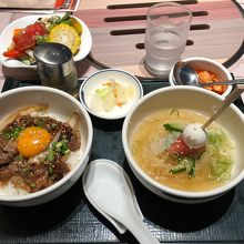 ハーフセット（焼肉丼・冷麺）！