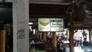 川沿いにあるシーフードで有名なレストラン