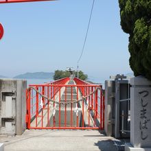 神社へ渡る橋は「通行止」