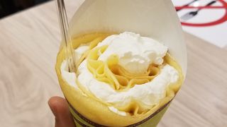 クレープ、アイスクリーム、ドリンクなど頂けます。