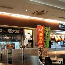 夜9時でもフードコート営業中