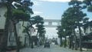 車も通る神門通り