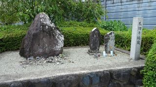 道路脇にポツン