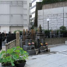 おっ、裏手は墓地ですね