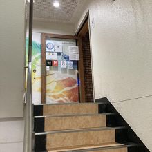 階段を2Fに上がるとお店があります