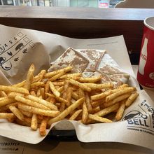 ケサディーヤのセット。ドリンクはお替り自由