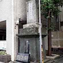 ひっそりと佇んでました