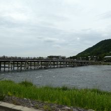 堰川にかかっています
