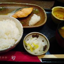 朝食にピッタリな鮭の塩焼き定食