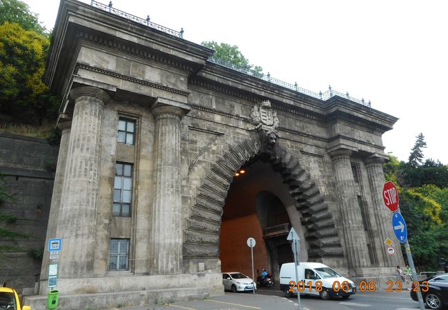 トンネルというよりも建物に穴を開けた様な印象