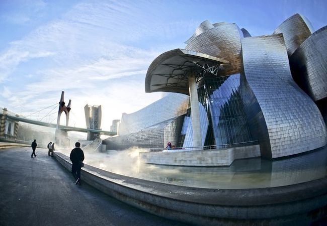 ビルバオという街にとっては、重要な経済発展の象徴のこの美術館（ビルバオ／バスク地方／スペイン）