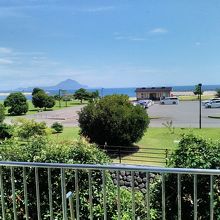 店内から外の風景　姫島が見えます