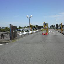 この先にあります