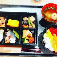 朝から海鮮丼が出てくる