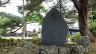 ロータリーの中にある墓です