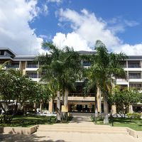 プールからホテル正面