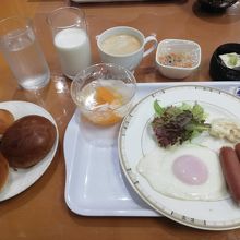 朝食　あたたかいおかず目玉焼きとソーセージ