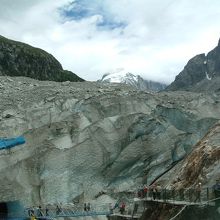 荒削りの様相を見せる氷河の表面