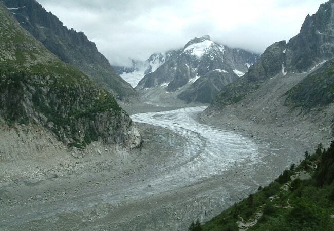 モンブラン山系のグランドジョラスなどを源流とする雄大な氷河。
