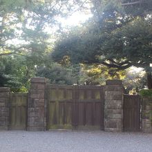 葉山バス停は葉山御用邸の前