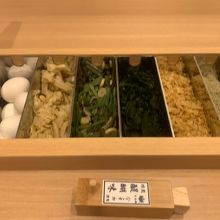 テーブルにある薬味や温泉卵が入れ放題です。